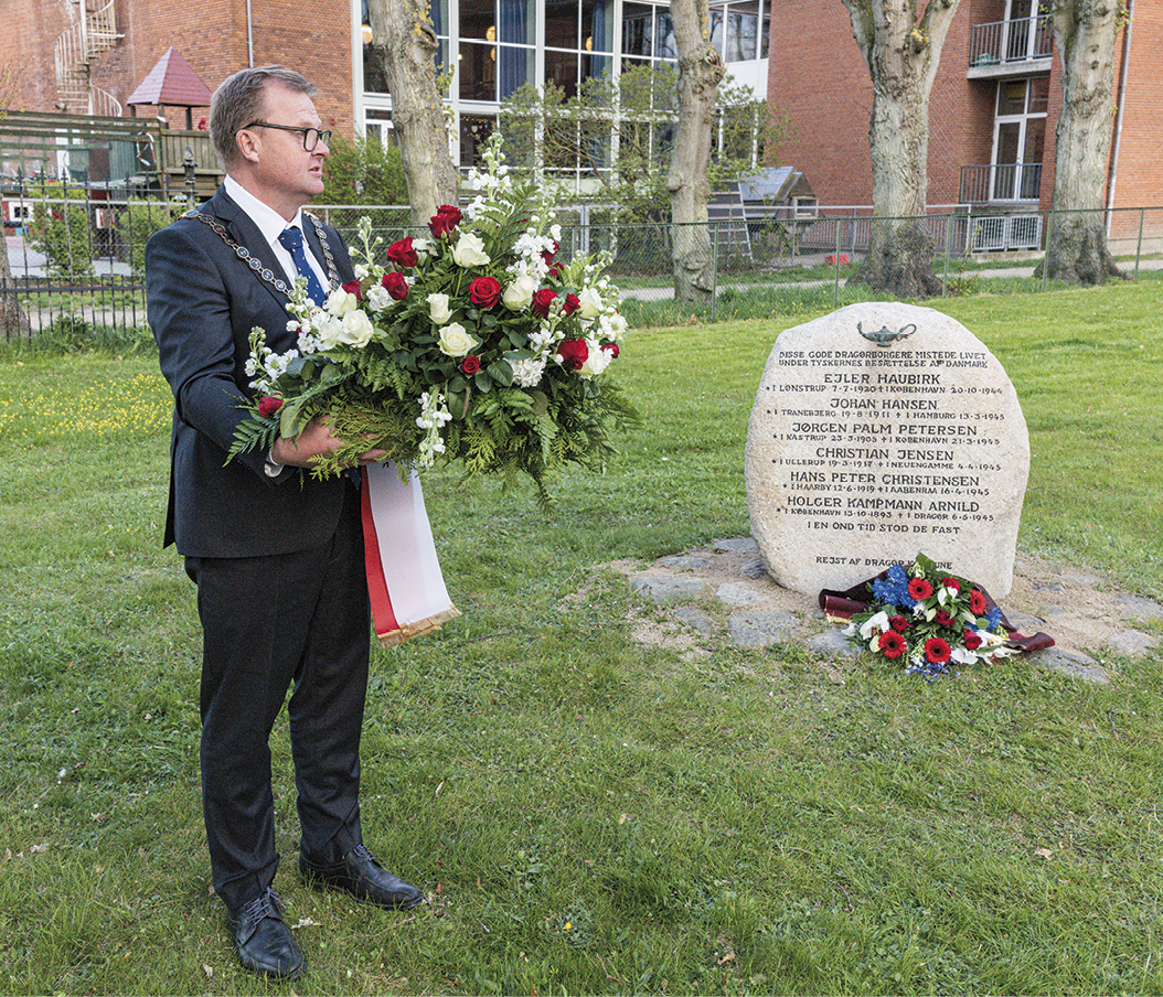Borgmester Kenneth Gøtterup lægger krans ned ved mindesmærket på Dragør Kirkegård under sidste års 4. maj-arrangement.